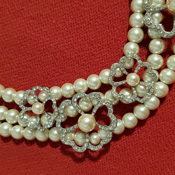 White faux pearl and rhinestone 3 strand floral statement necklace Wedding Prom - Picture 5 of 9